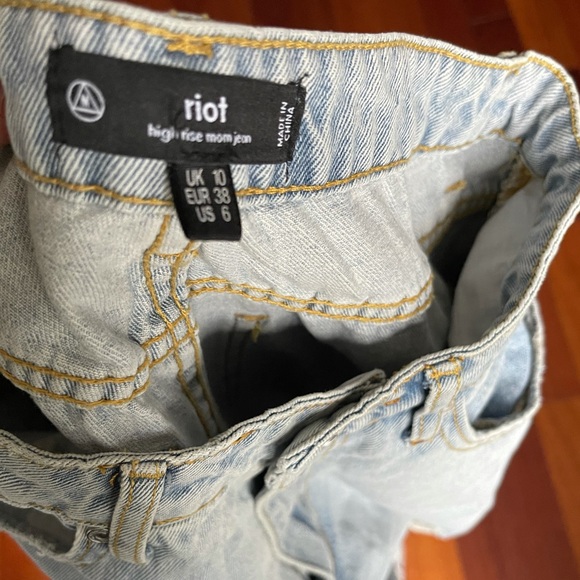 Misguided high rise mom jeans - Picture 2 of 3